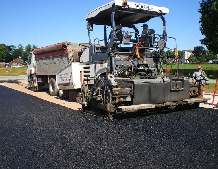 Tarmac surfacing machine laying